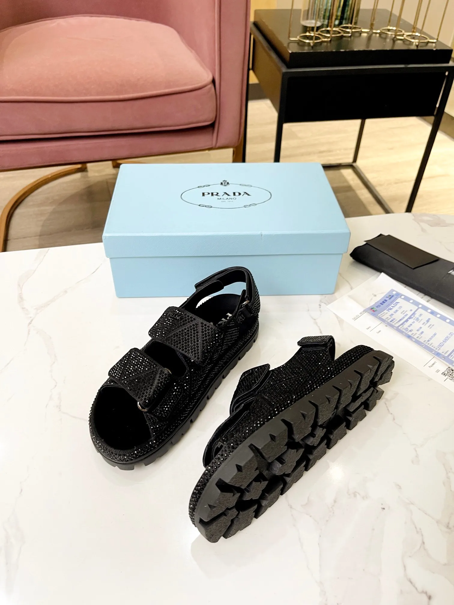 💕💕Factory direct selling price p600💕💕 𝐏𝐑𝐀𝐃𝐀 ｜𝟐𝟎𝟐3/𝐒𝐒 𝐧𝐞𝐰 High version 💯💯💯 Parda 2023/fw new series Prada triangle logo rhinestone counter [authentic grade] version‼ ️Purchase ZP customization, the highest version on the market‼ ️ The original development shoe shape is super correct ‼ ️Highest restoration shoe type ‼ ️ Very good wrapping, slimming, high-end, super comfortable ‼ ️ Upper: imported silk, lining: lambskin, customized molding with iconic logo triangle buckle, outsole: original molding + hot-drilling process + pure handmade precision production. Code number: 35-39 (40, 41, customizable and non-returnable)